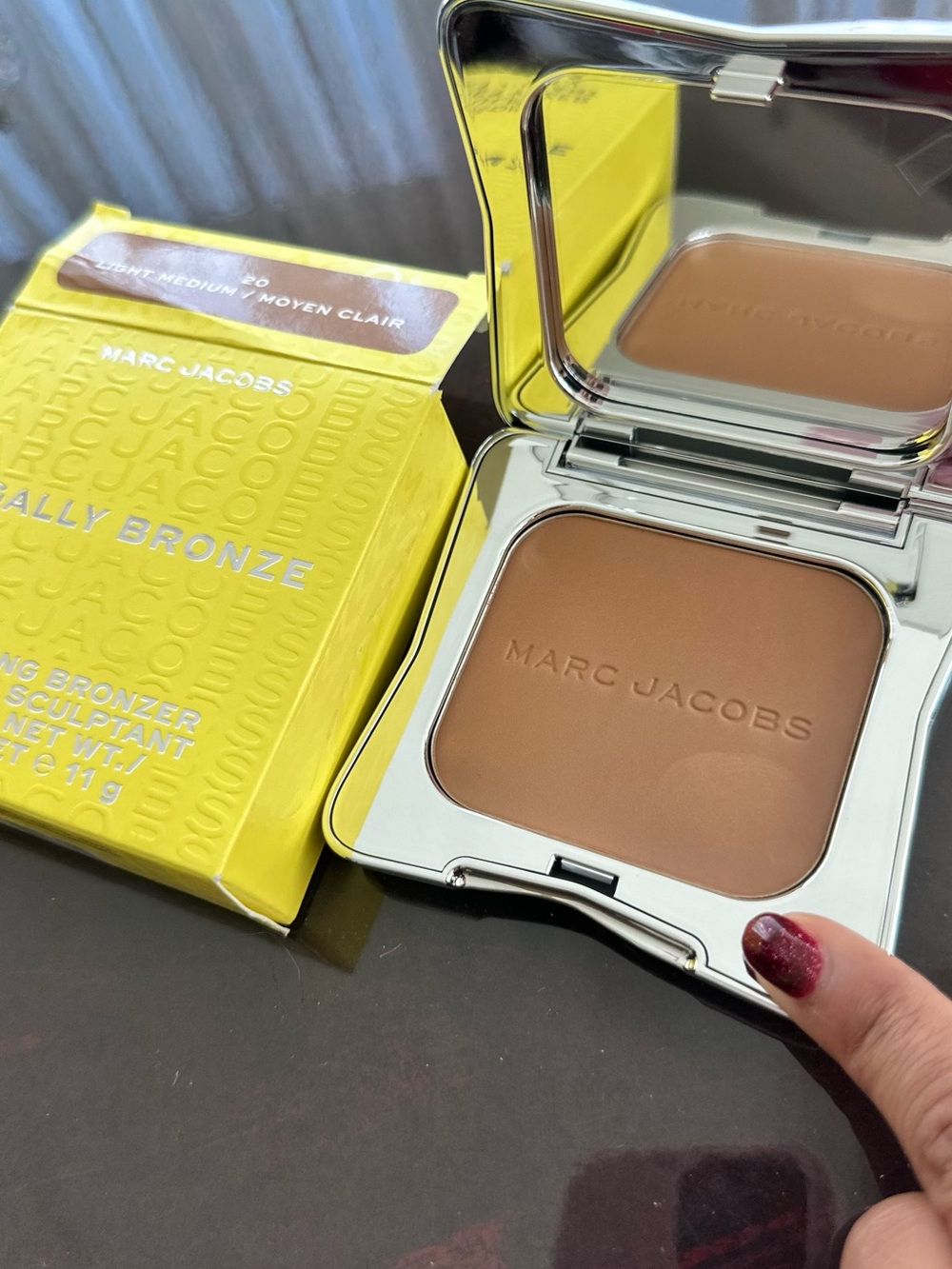 Marc Jacobs Legally Bronze Sculpting Bronzer - Yellow & Silver Packaging - Picture 8 of 11